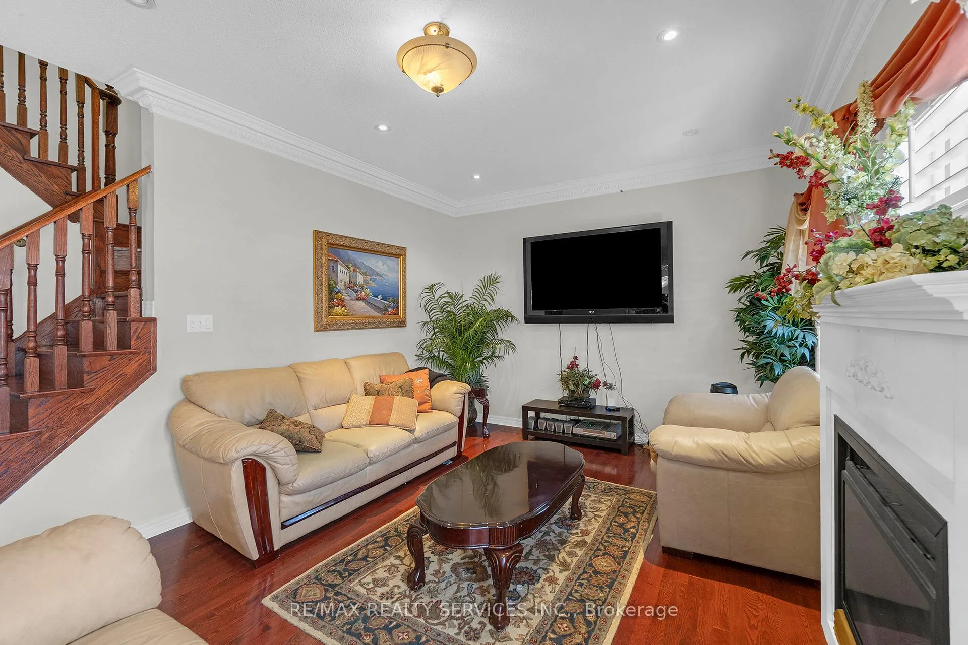 Photo 16 of 43 Masters Green Crescent, Brampton, Snelgrove — HOMEH