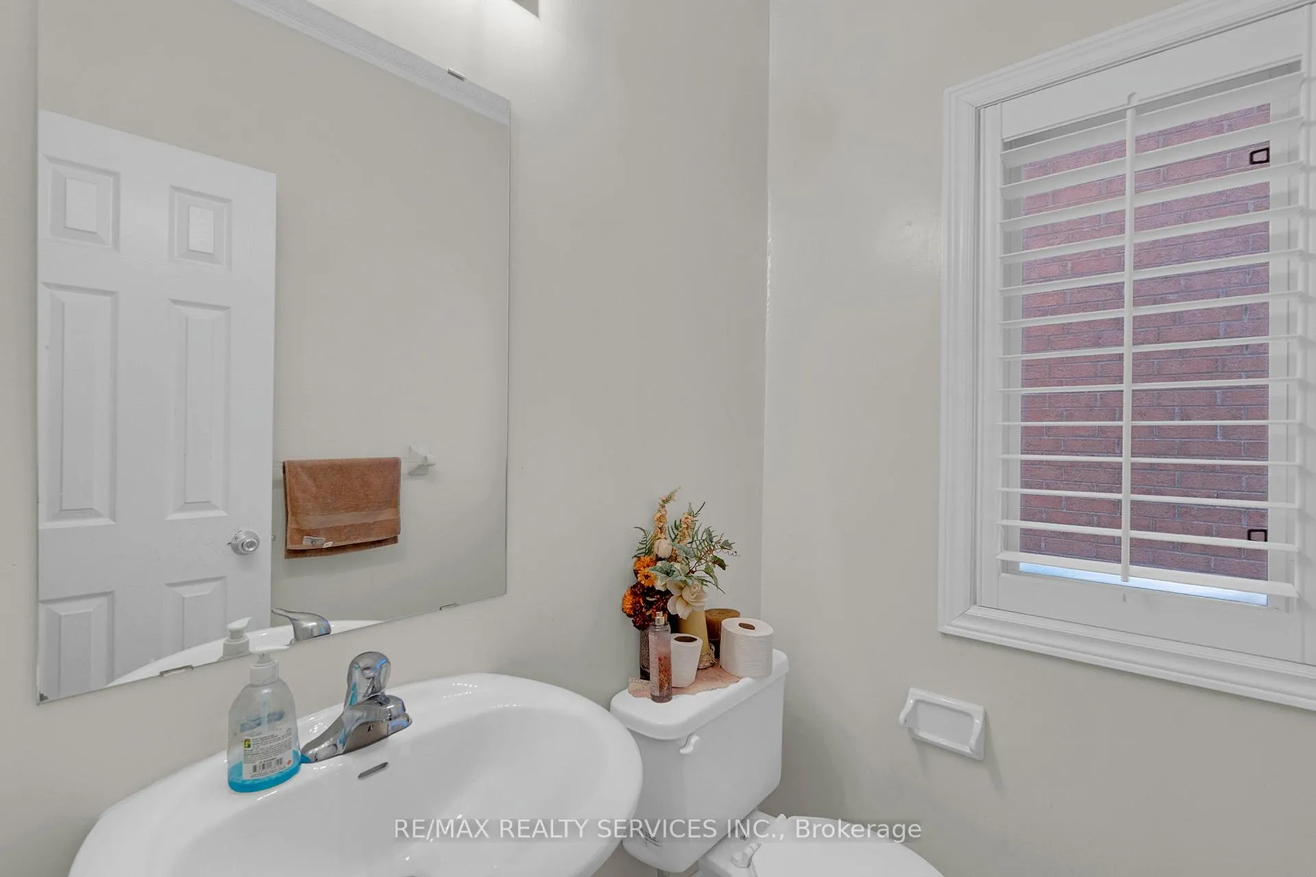 Photo 19 of 43 Masters Green Crescent, Brampton, Snelgrove — HOMEH