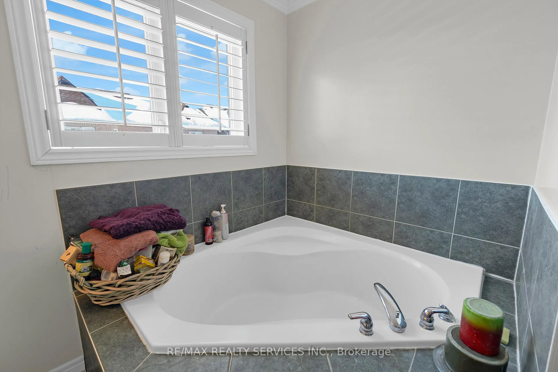 Photo 25 of 43 Masters Green Crescent, Brampton, Snelgrove — HOMEH