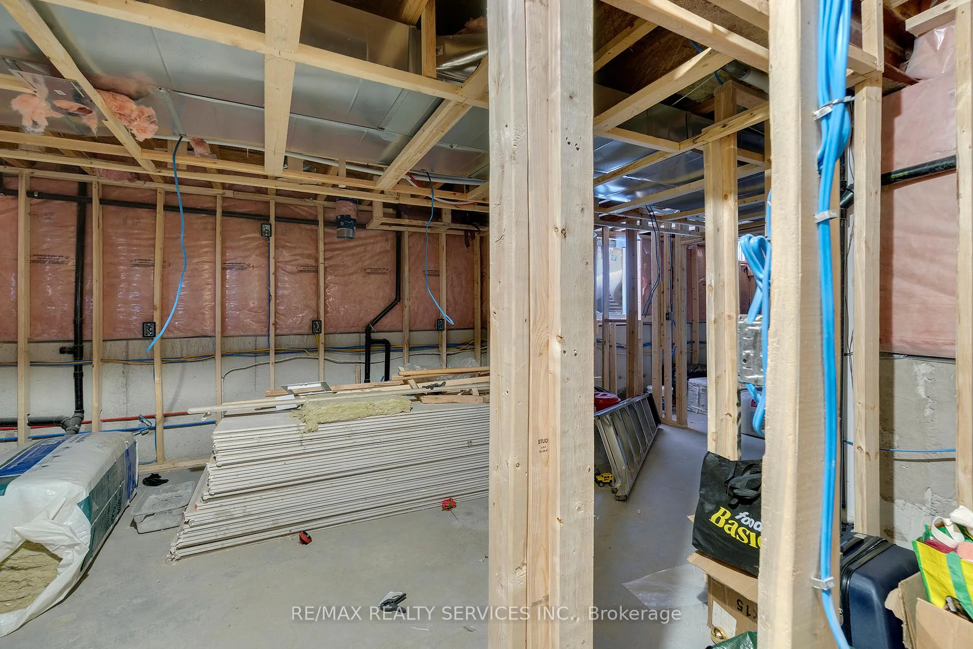 Photo 33 of 43 Masters Green Crescent, Brampton, Snelgrove — HOMEH