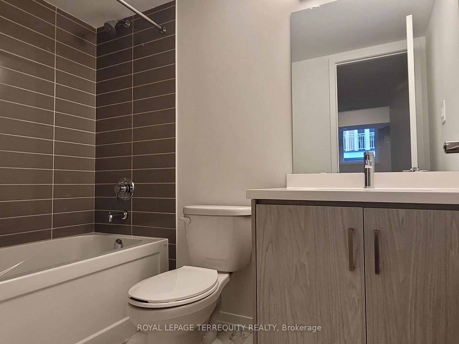Photo 9 of Unit 33, 21 Honeycrisp Crescent, Vaughan, Vaughan Corporate Centre — HOMEH
