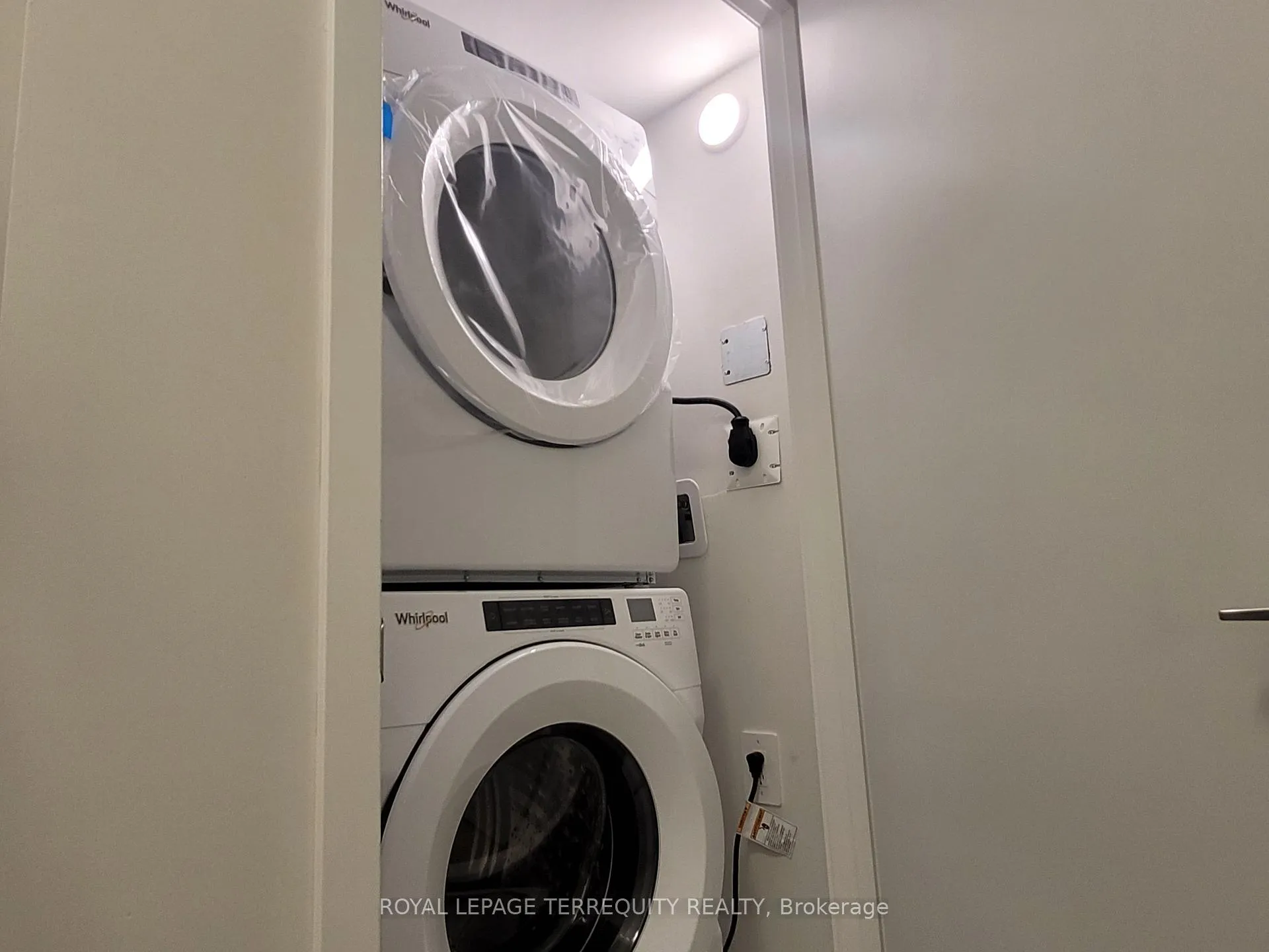 Photo 11 of Unit 33, 21 Honeycrisp Crescent, Vaughan, Vaughan Corporate Centre — HOMEH
