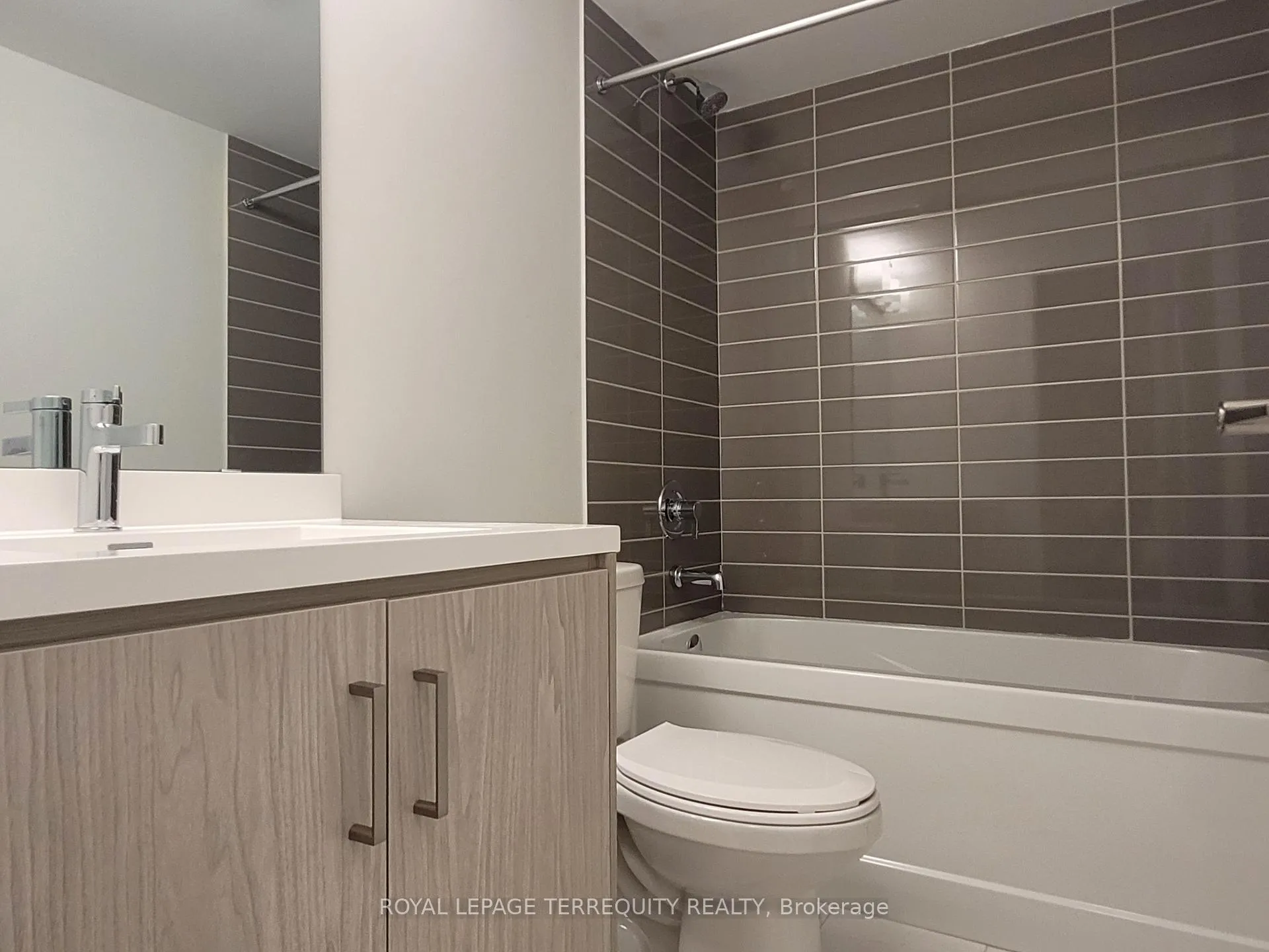 Photo 12 of Unit 33, 21 Honeycrisp Crescent, Vaughan, Vaughan Corporate Centre — HOMEH