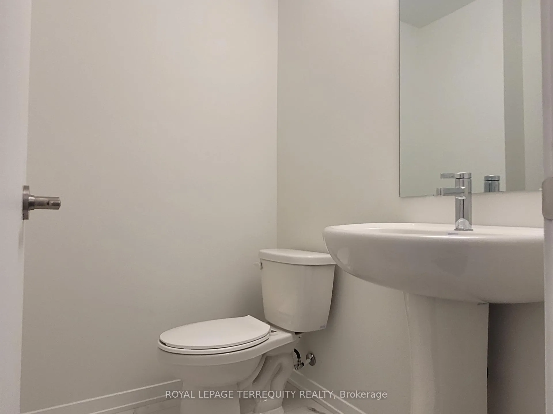 Photo 13 of Unit 33, 21 Honeycrisp Crescent, Vaughan, Vaughan Corporate Centre — HOMEH