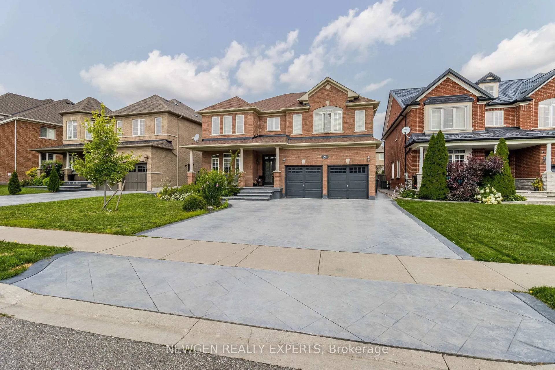 Photo 2 of 30 Rampart Drive, Brampton, Vales of Castlemore North — HOMEH