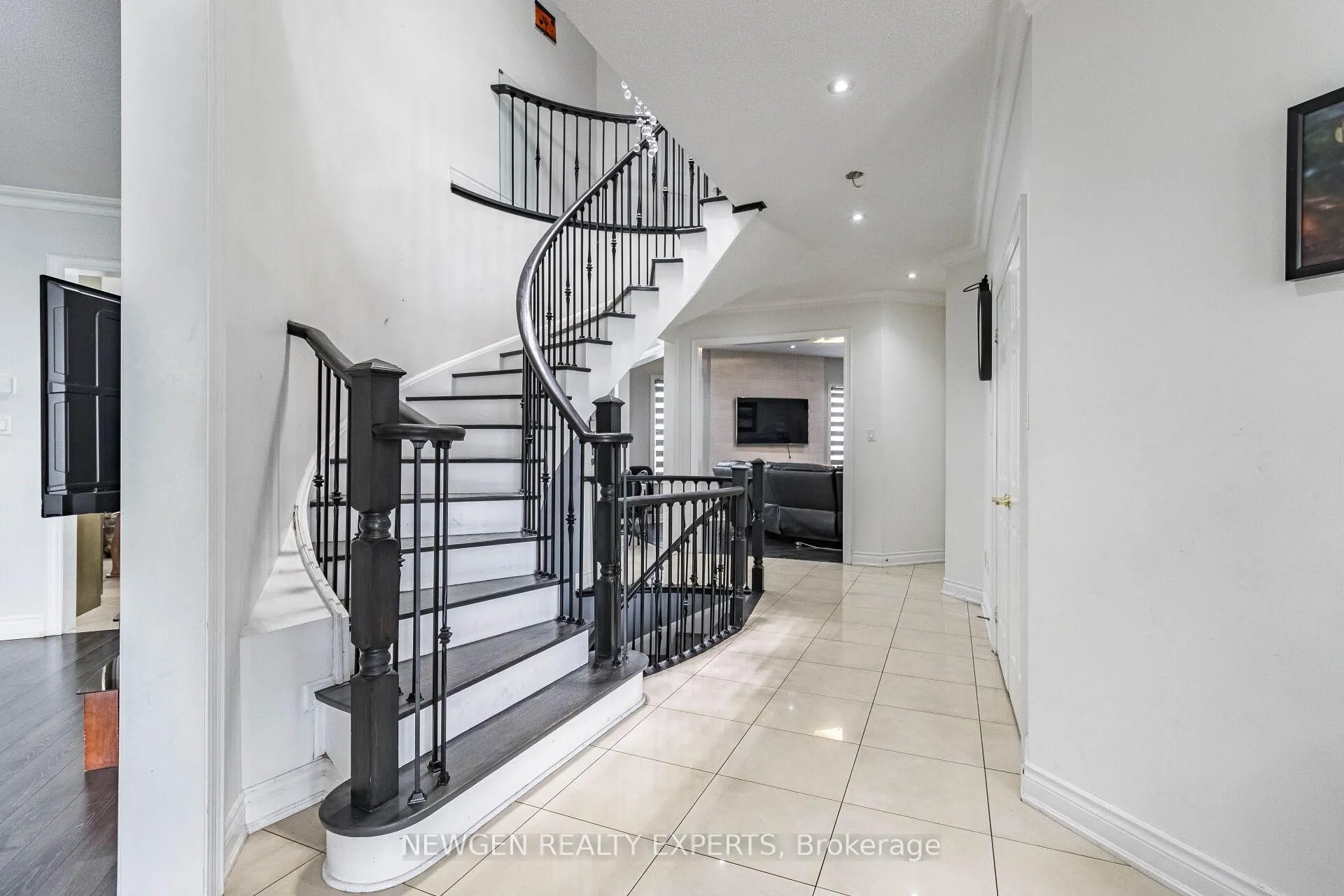Photo 8 of 30 Rampart Drive, Brampton, Vales of Castlemore North — HOMEH