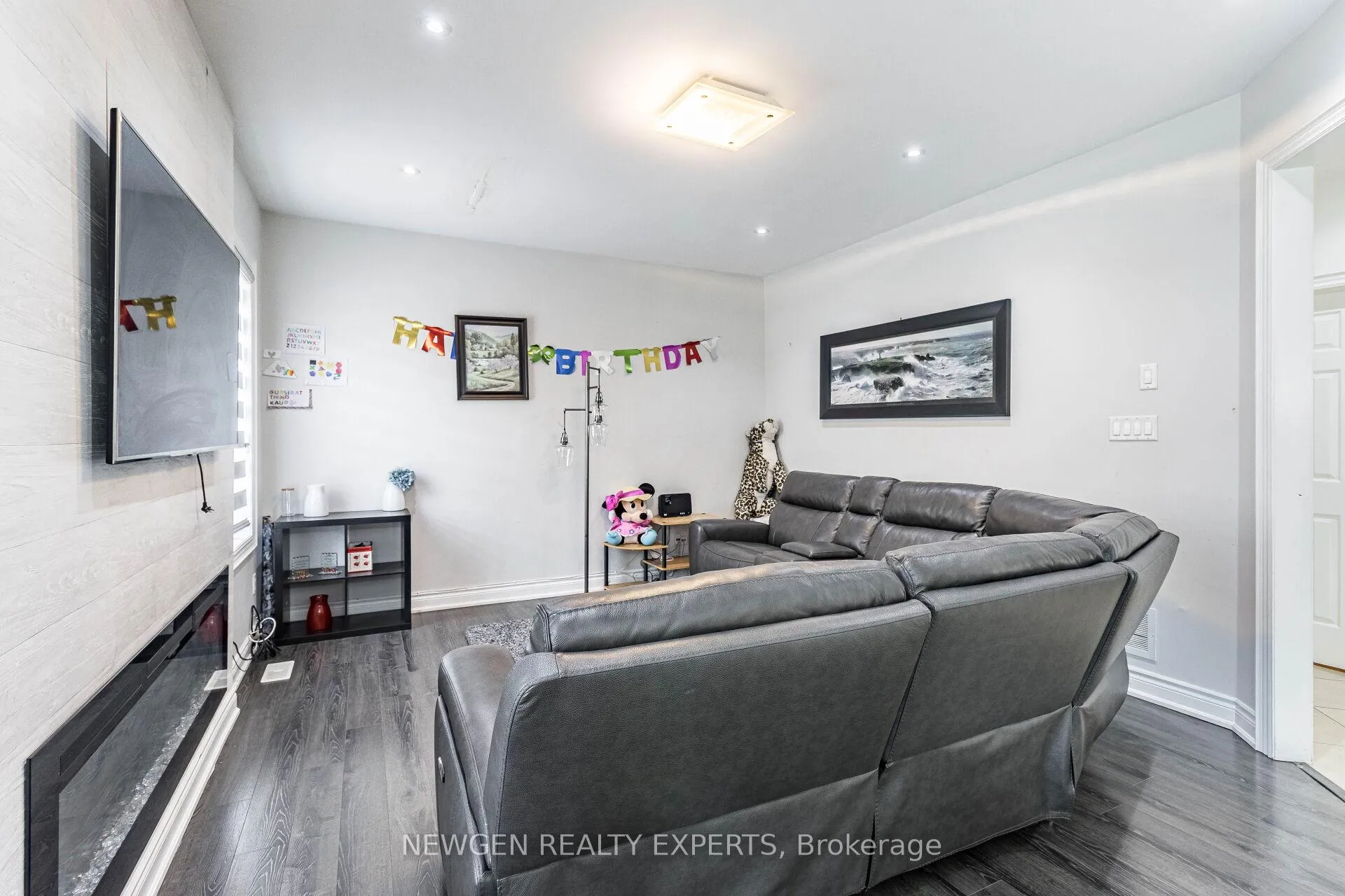 Photo 13 of 30 Rampart Drive, Brampton, Vales of Castlemore North — HOMEH