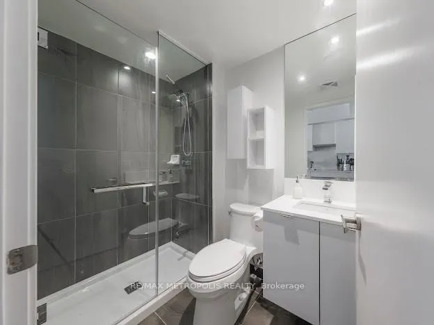 Photo 4 of Unit 711, 195 Redpath Avenue, Toronto, Mount Pleasant West — HOMEH