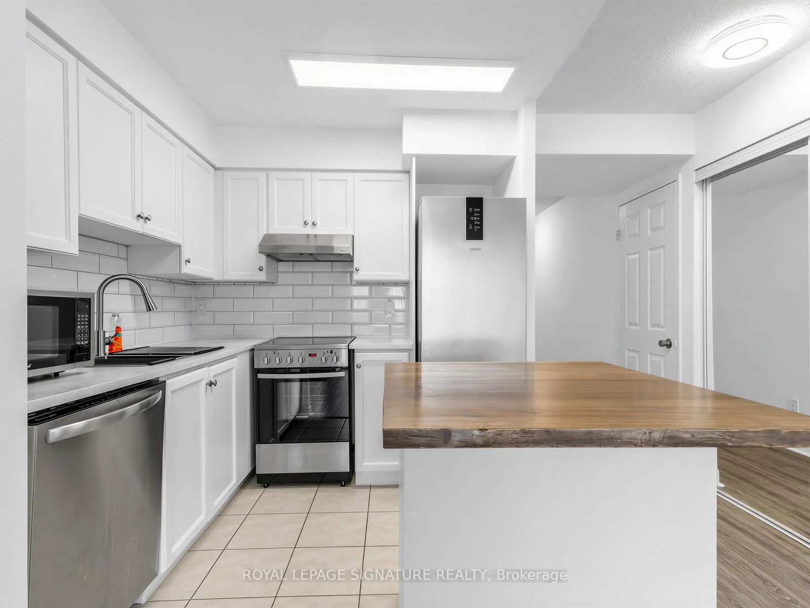 Photo 4 of Unit 1801, 43 Eglinton Avenue E, Toronto, Mount Pleasant West — HOMEH