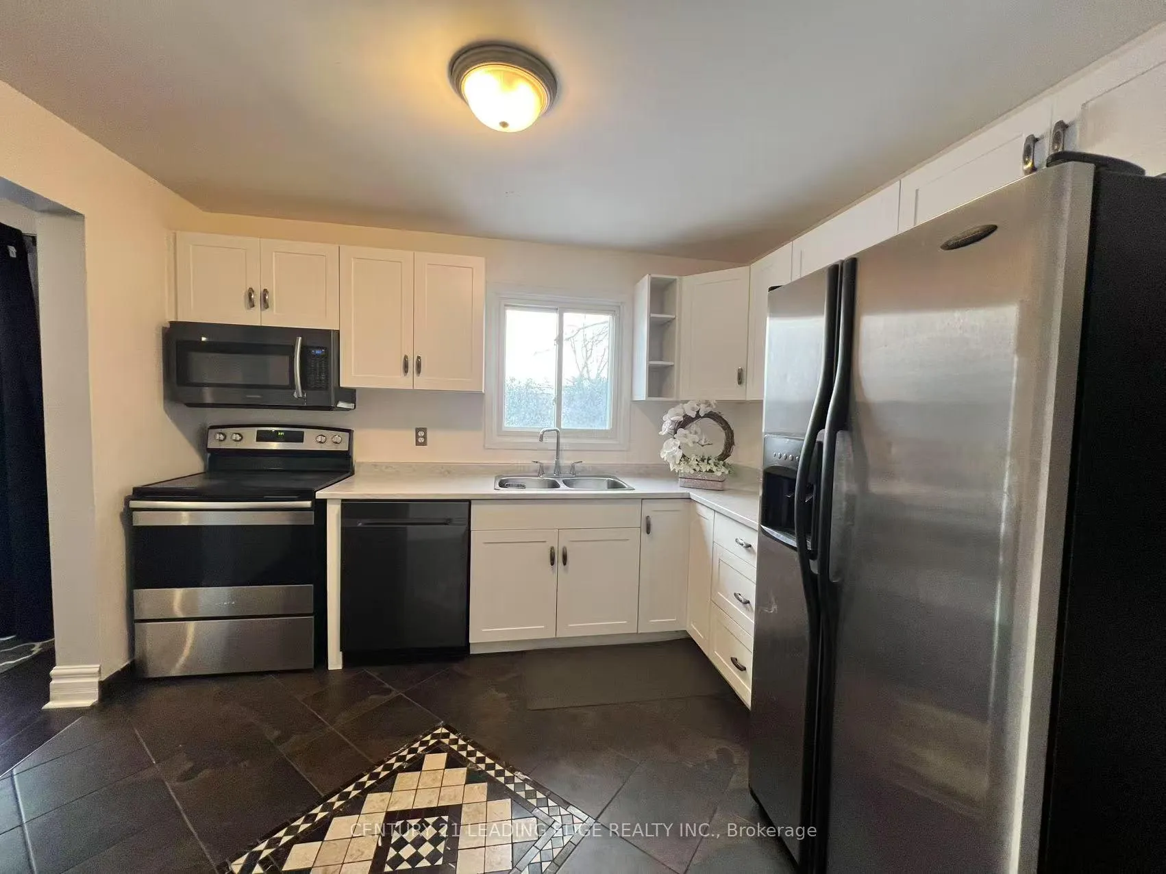 Photo 2 of 516 Alder Court, Pickering, Amberlea — HOMEH