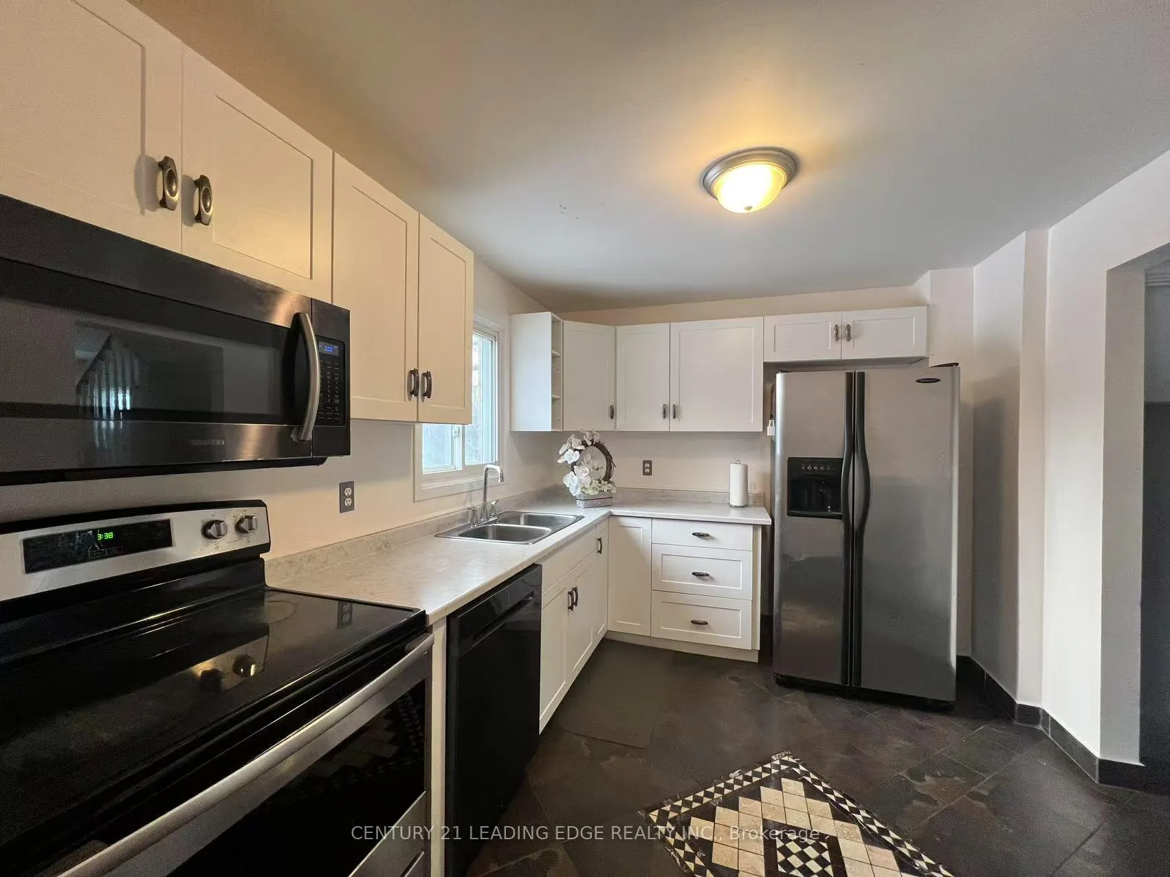 Photo 3 of 516 Alder Court, Pickering, Amberlea — HOMEH