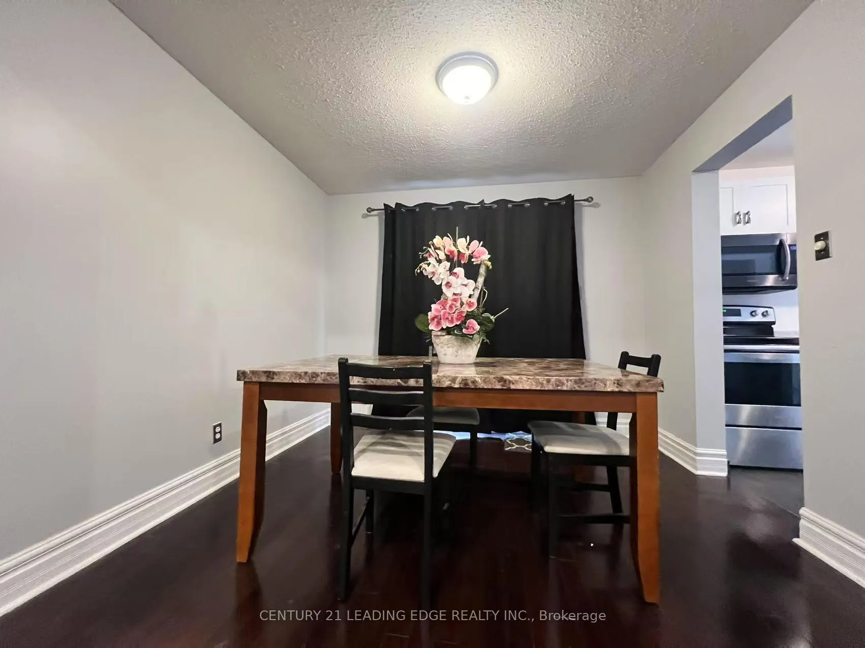 Photo 4 of 516 Alder Court, Pickering, Amberlea — HOMEH