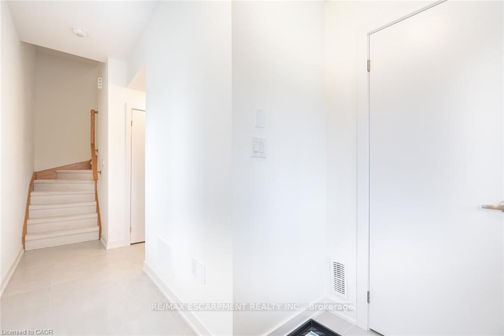 Photo 3 of Unit 62, 590 North Service Road, Hamilton, Lakeshore — HOMEH