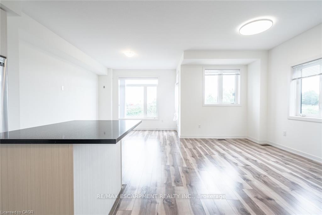 Photo 5 of Unit 62, 590 North Service Road, Hamilton, Lakeshore — HOMEH