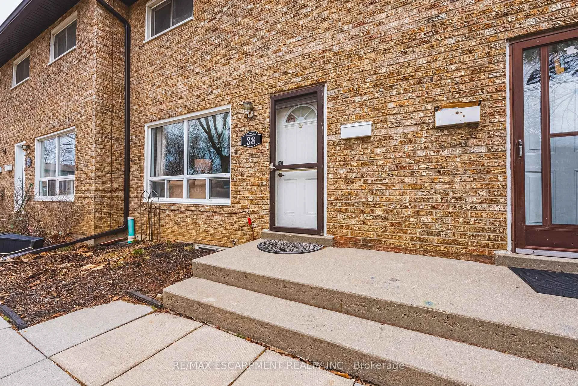 Photo 2 of 38 Glenburn Court, Hamilton, Riverdale — HOMEH