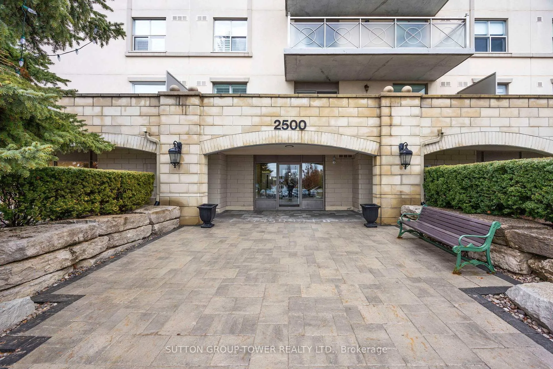 Photo 2 of Unit 408, 2500 Rutherford Road N, Vaughan, Maple — HOMEH