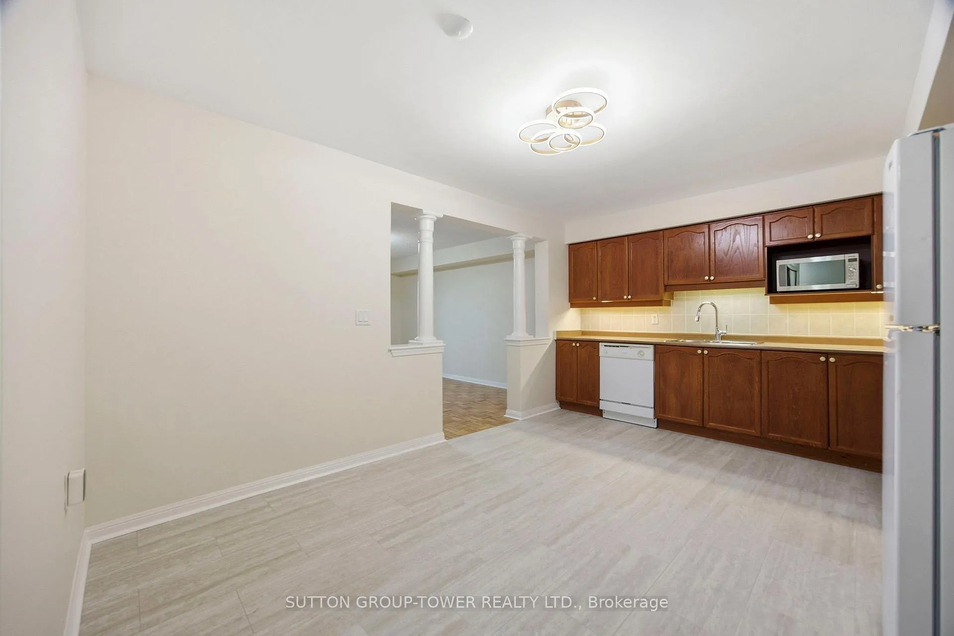 Photo 5 of Unit 408, 2500 Rutherford Road N, Vaughan, Maple — HOMEH