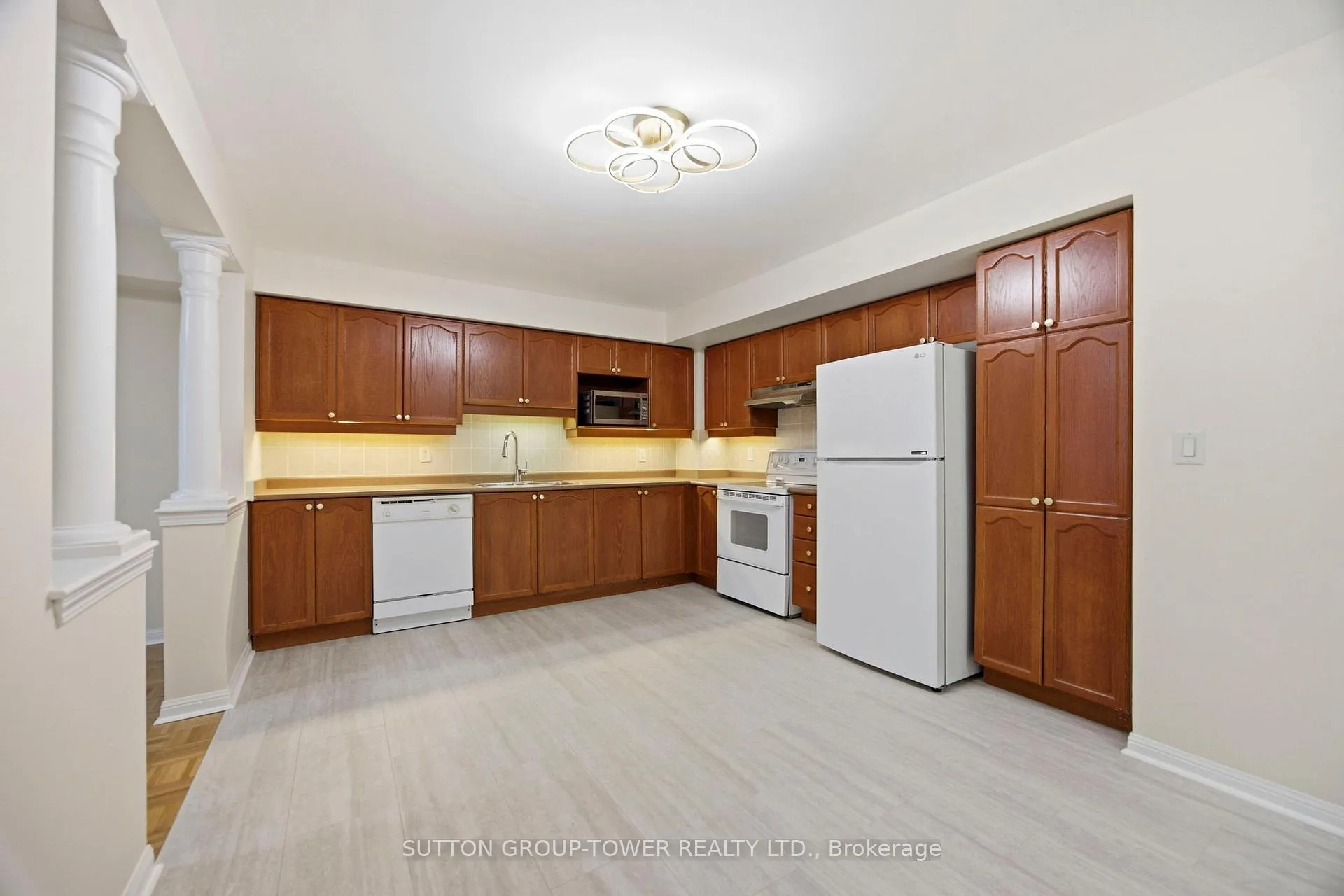 Photo 7 of Unit 408, 2500 Rutherford Road N, Vaughan, Maple — HOMEH