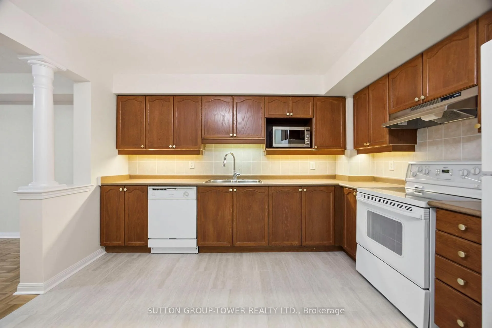 Photo 8 of Unit 408, 2500 Rutherford Road N, Vaughan, Maple — HOMEH