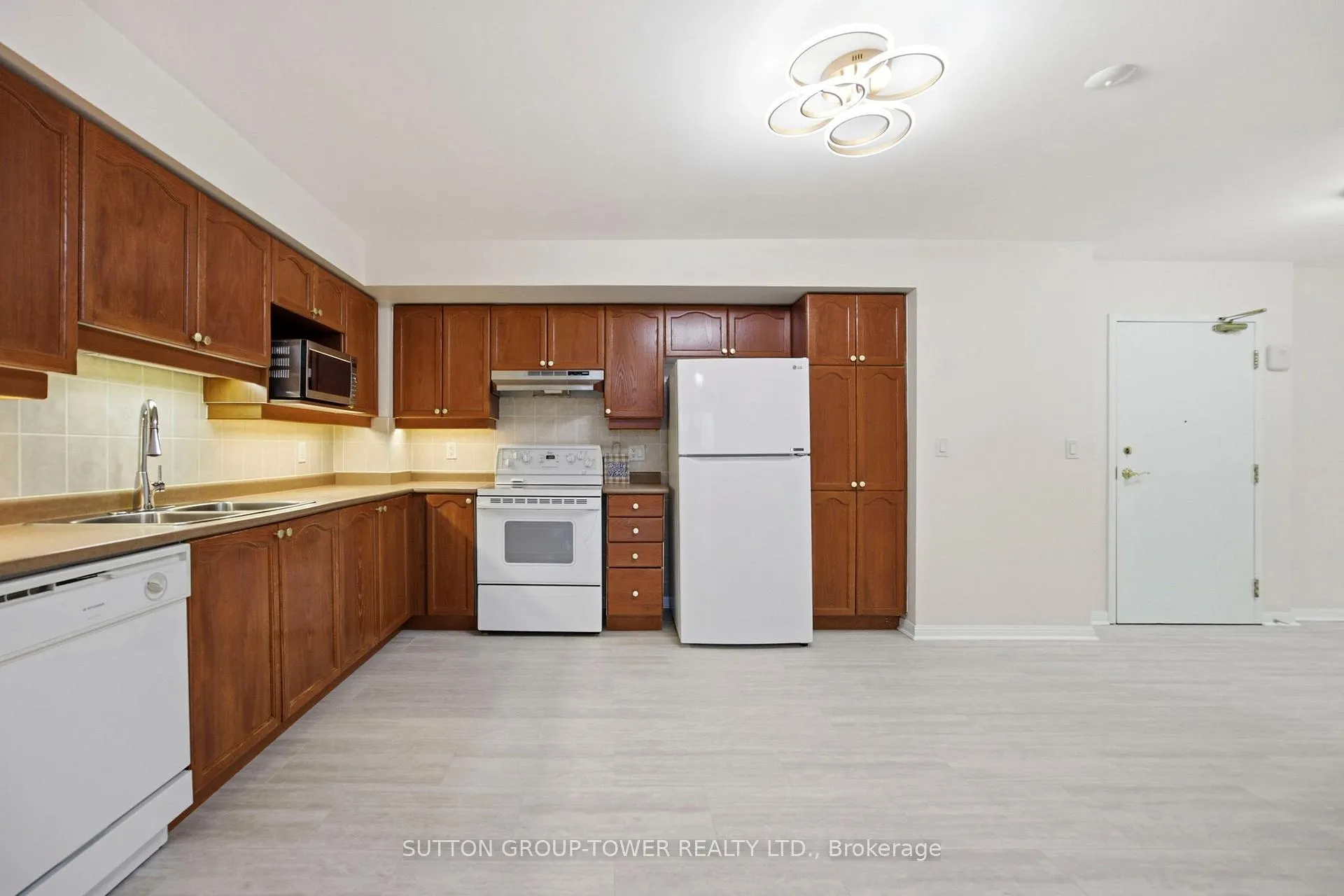 Photo 9 of Unit 408, 2500 Rutherford Road N, Vaughan, Maple — HOMEH