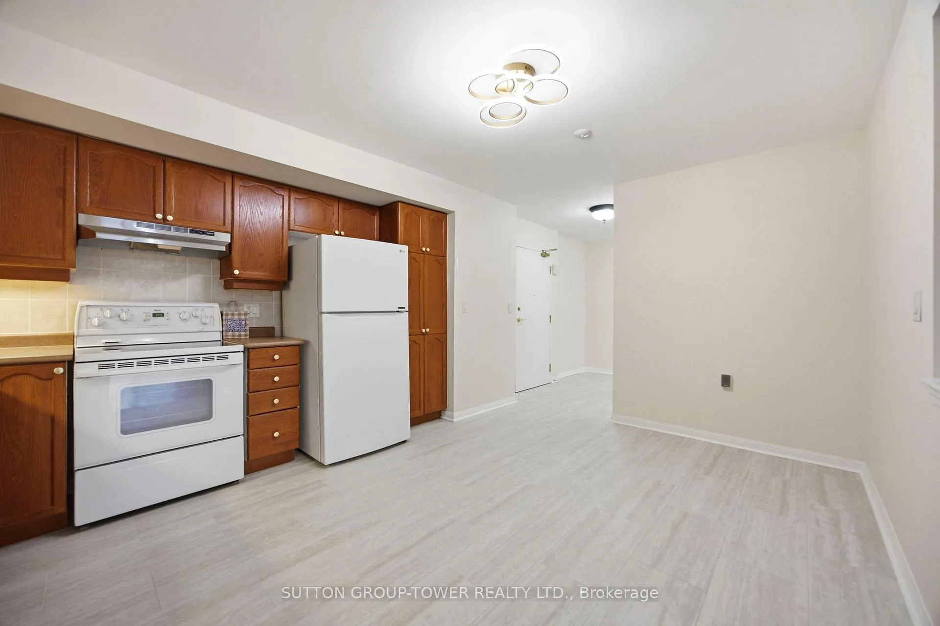 Photo 10 of Unit 408, 2500 Rutherford Road N, Vaughan, Maple — HOMEH