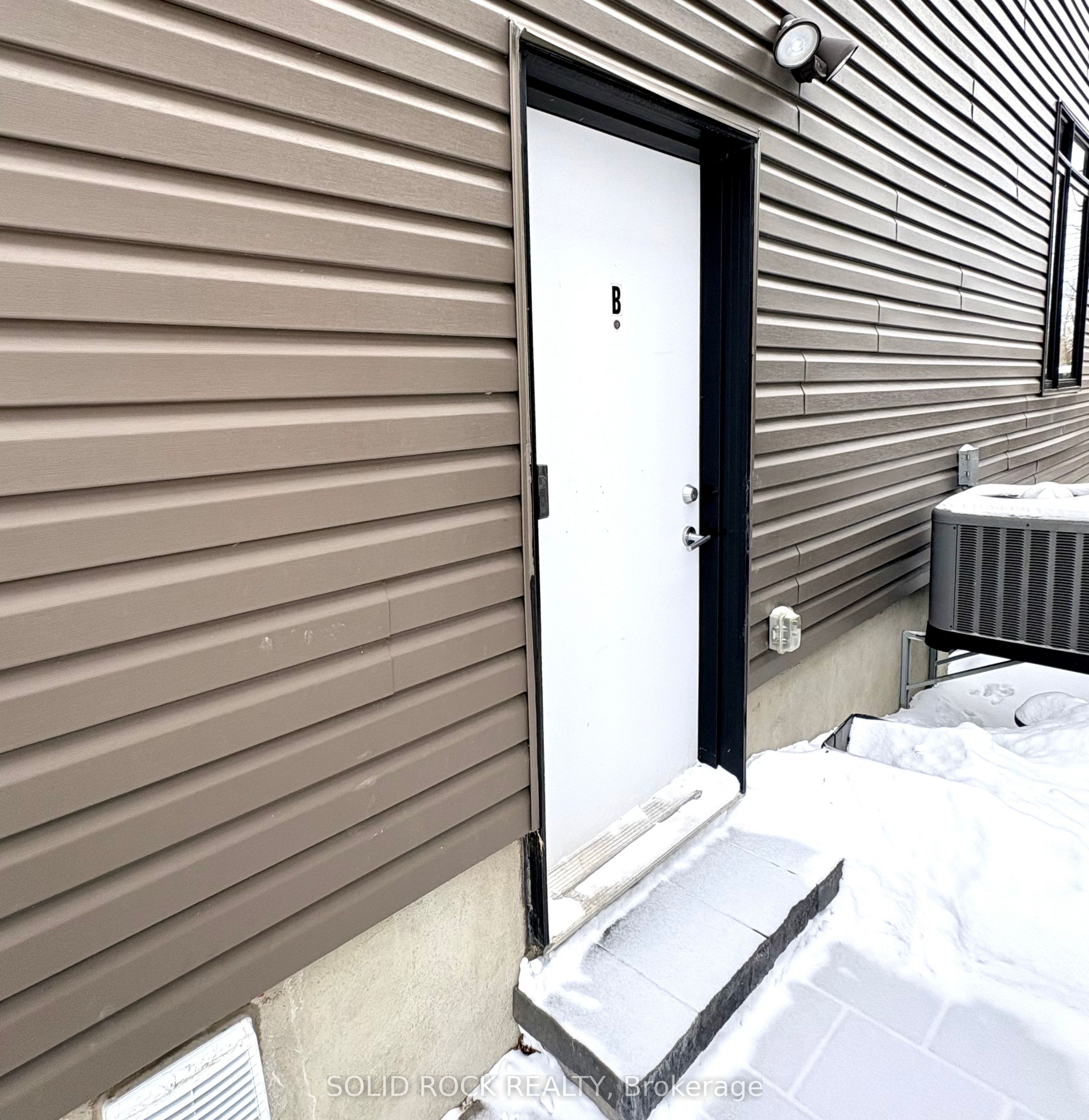 Photo 3 of Unit B, 228 Glynn Avenue, Ottawa, Overbrook/Castle Heights — HOMEH