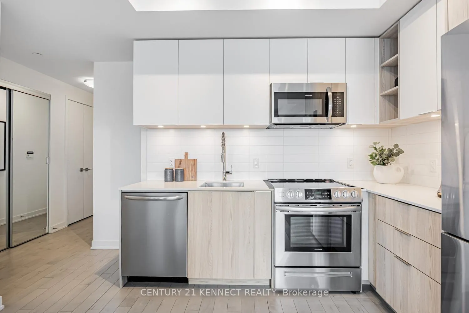 Photo 6 of Unit 1909, 30 Ordnance Street, Toronto, Niagara — HOMEH