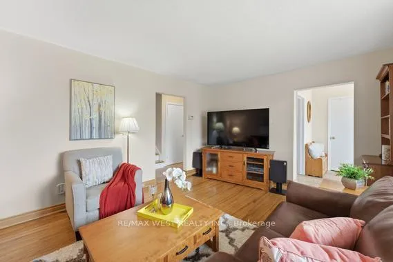 Photo 7 of 88 Redwater Drive, Etobicoke, Rexdale-Kipling — HOMEH