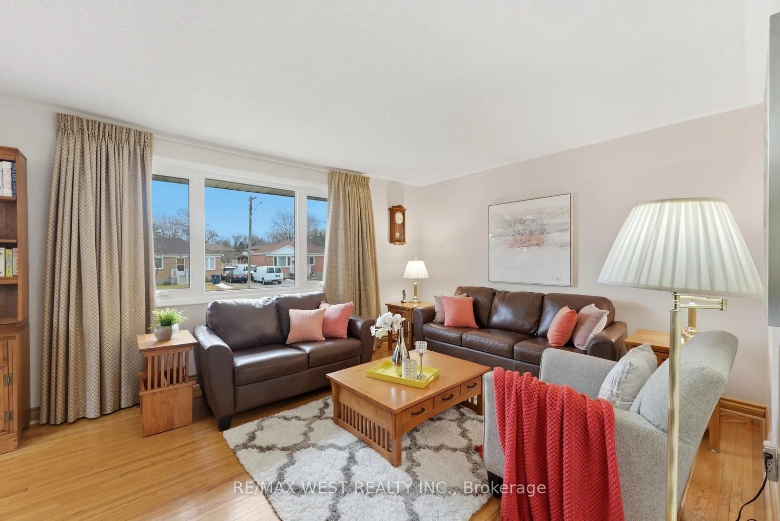 Photo 8 of 88 Redwater Drive, Etobicoke, Rexdale-Kipling — HOMEH