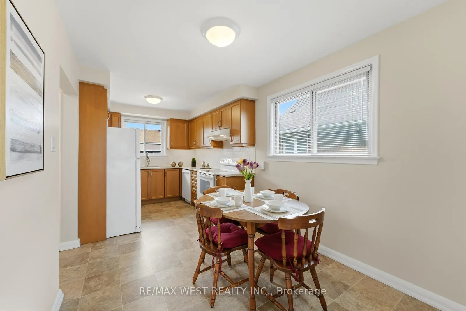 Photo 9 of 88 Redwater Drive, Etobicoke, Rexdale-Kipling — HOMEH