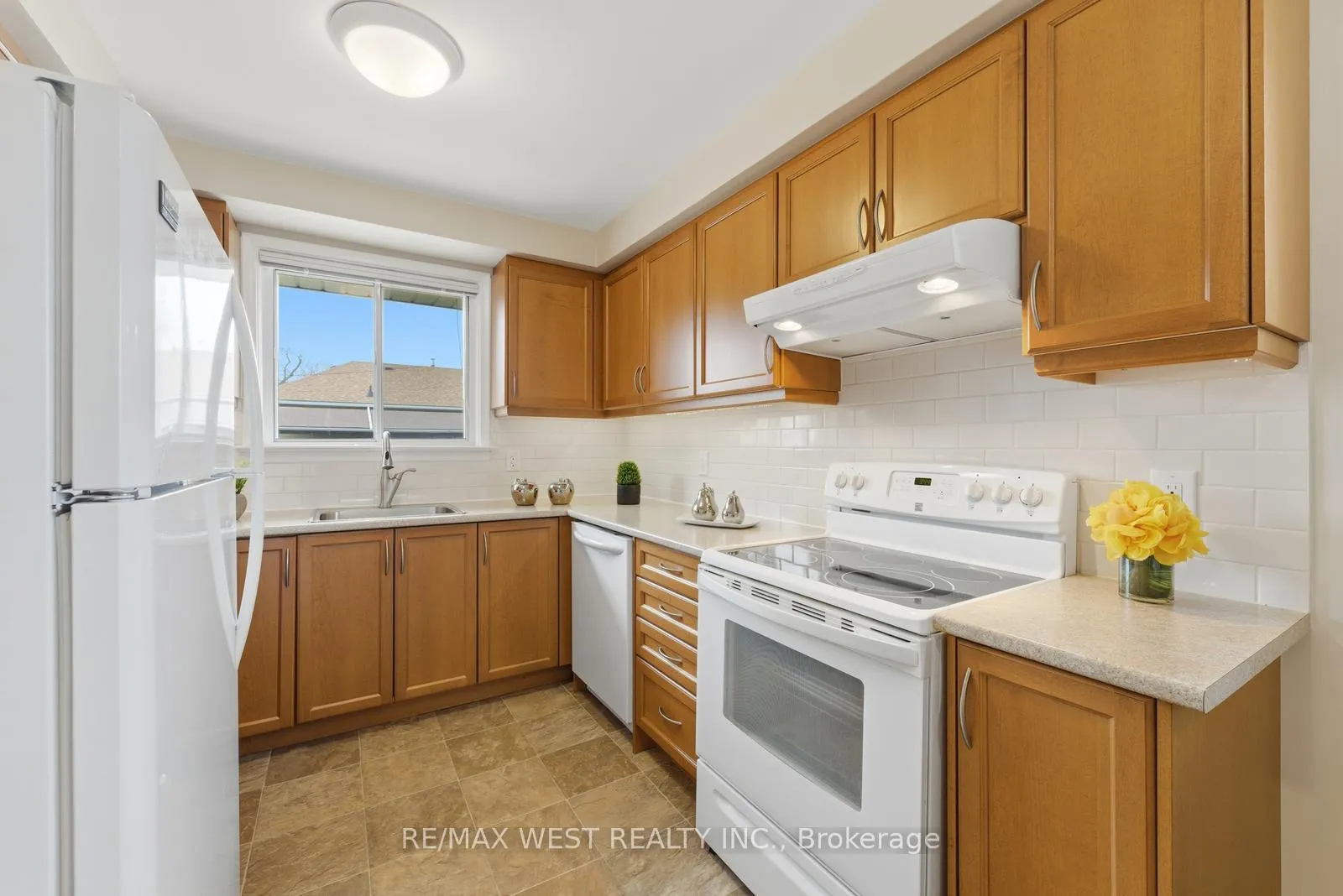 Photo 11 of 88 Redwater Drive, Etobicoke, Rexdale-Kipling — HOMEH