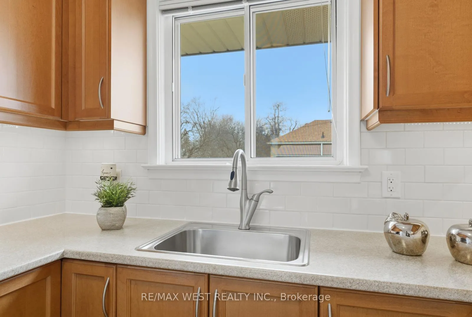 Photo 12 of 88 Redwater Drive, Etobicoke, Rexdale-Kipling — HOMEH