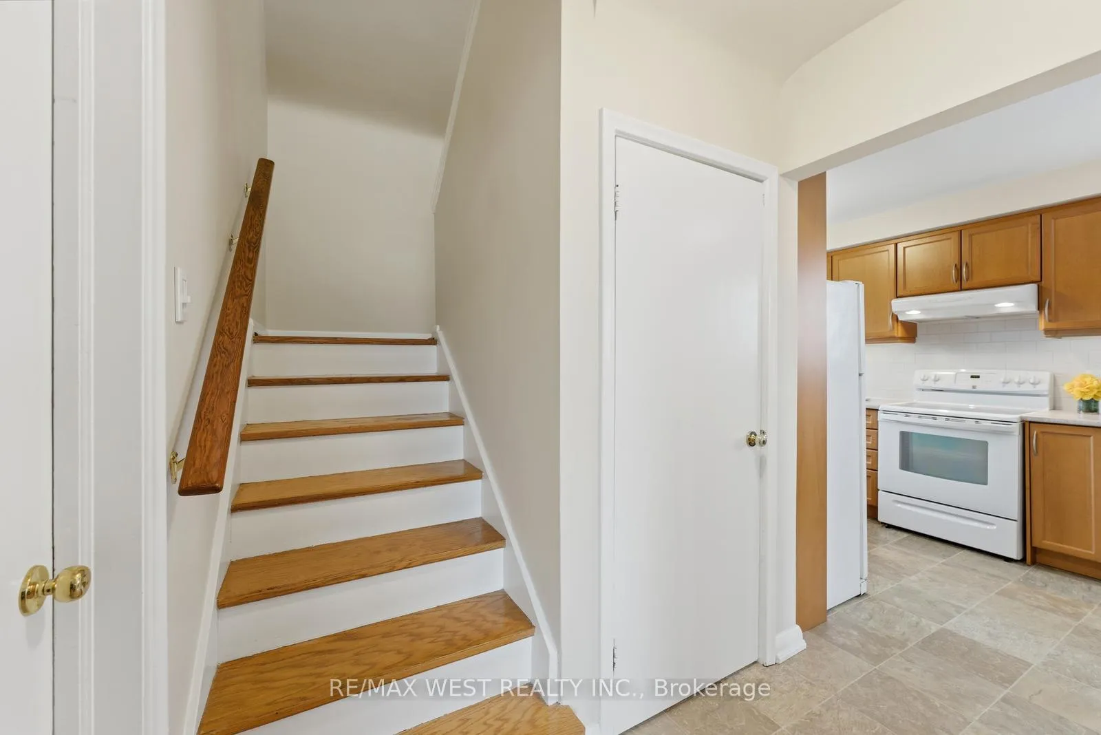 Photo 14 of 88 Redwater Drive, Etobicoke, Rexdale-Kipling — HOMEH