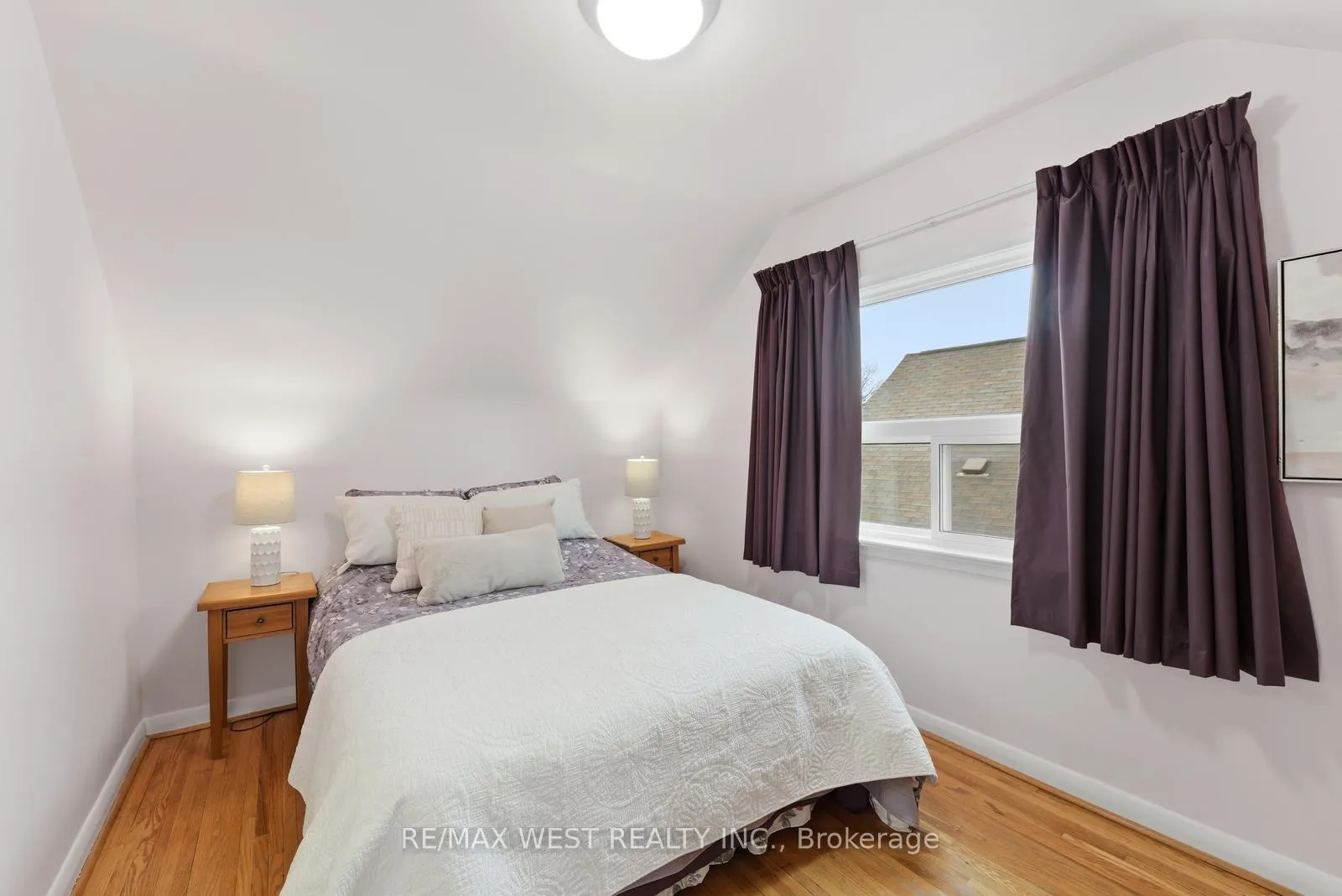 Photo 15 of 88 Redwater Drive, Etobicoke, Rexdale-Kipling — HOMEH