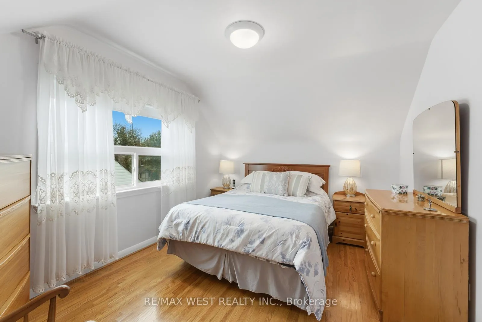 Photo 16 of 88 Redwater Drive, Etobicoke, Rexdale-Kipling — HOMEH