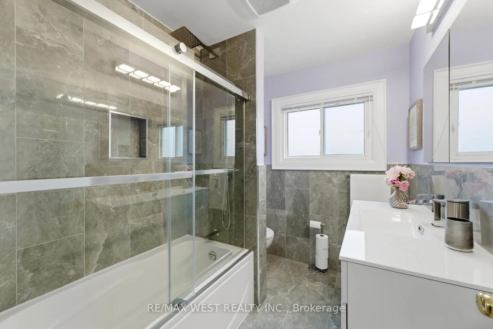 Photo 17 of 88 Redwater Drive, Etobicoke, Rexdale-Kipling — HOMEH