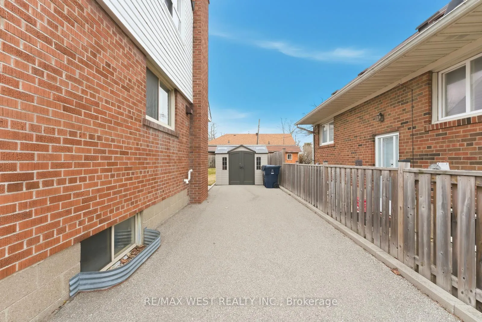 Photo 19 of 88 Redwater Drive, Etobicoke, Rexdale-Kipling — HOMEH