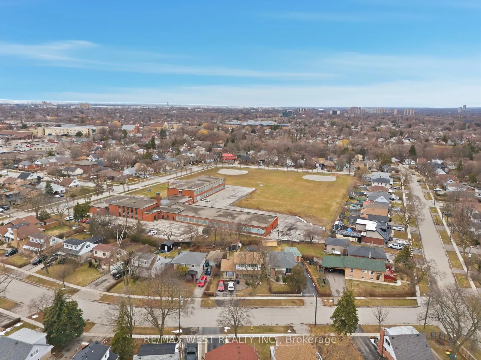 Photo 29 of 88 Redwater Drive, Etobicoke, Rexdale-Kipling — HOMEH