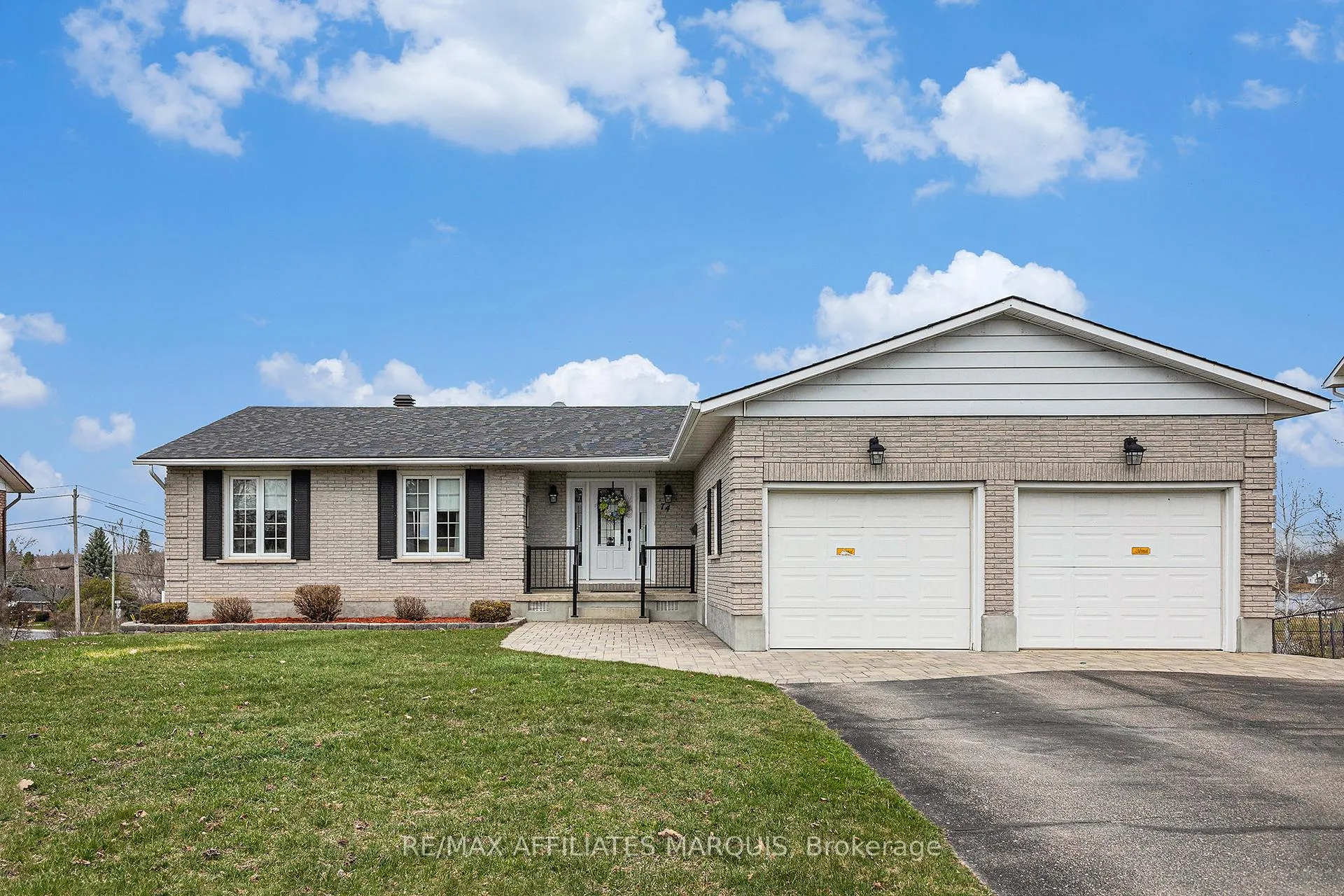Photo 2 of 74 Colonel By Crescent, Smiths Falls — HOMEH