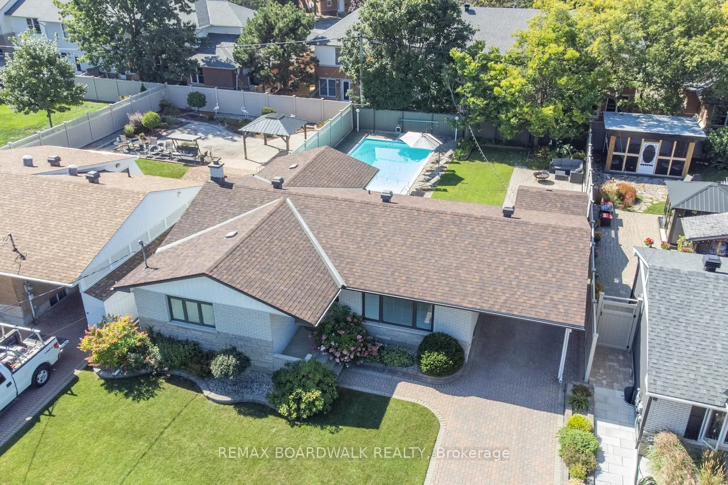 Photo 2 of 1588 Maxime Street, Ottawa, Pineview — HOMEH