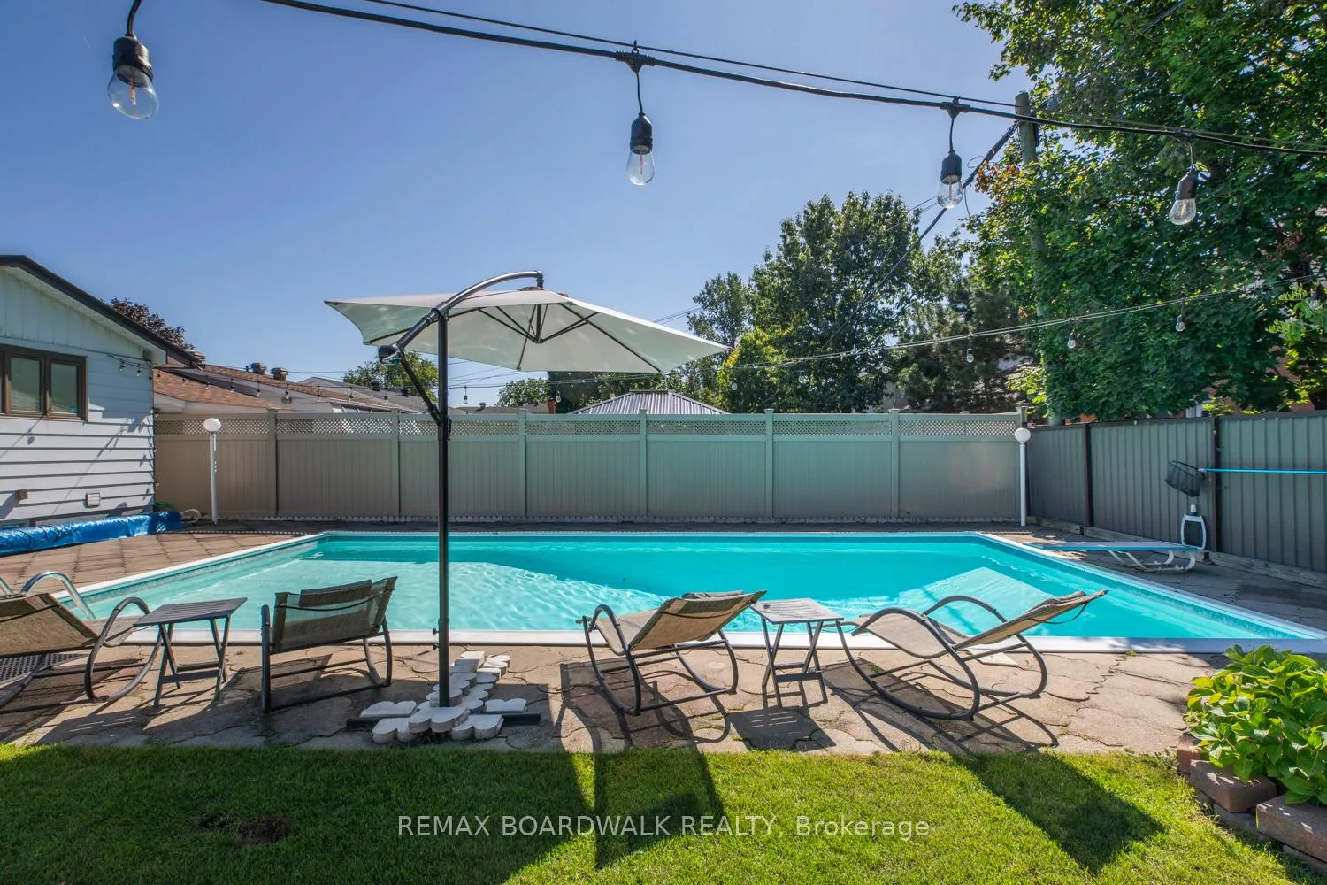 Photo 3 of 1588 Maxime Street, Ottawa, Pineview — HOMEH