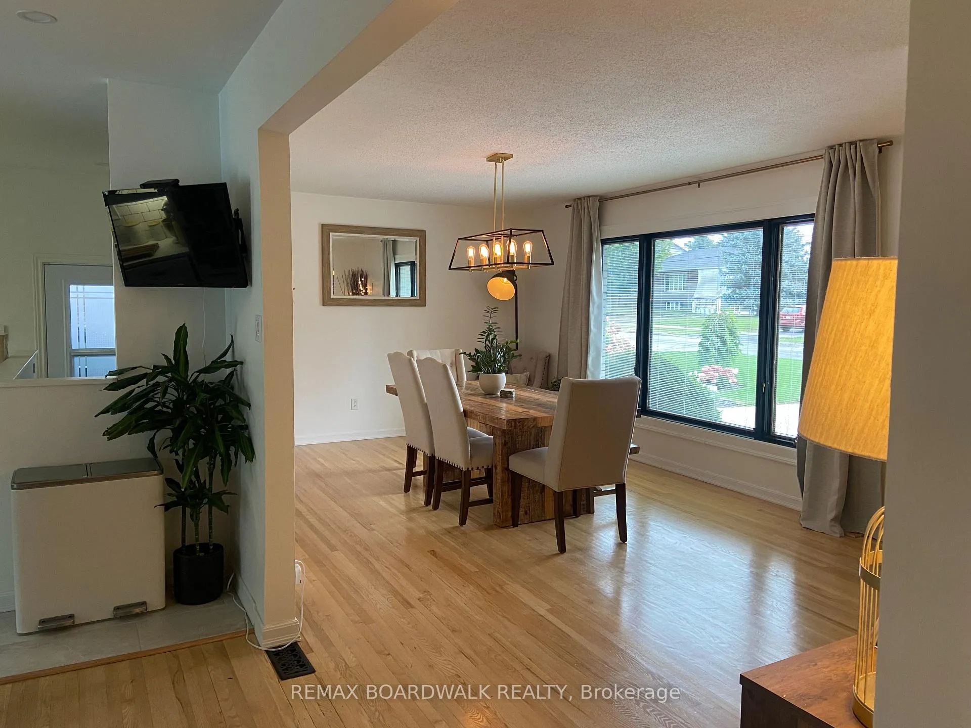 Photo 4 of 1588 Maxime Street, Ottawa, Pineview — HOMEH