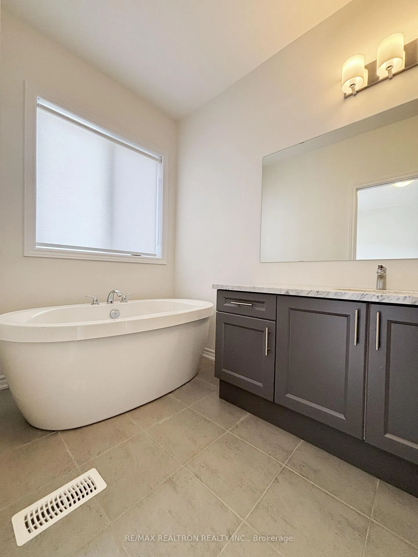 Photo 13 of 58 Harvey Bunker Crescent, Markham, Angus Glen — HOMEH