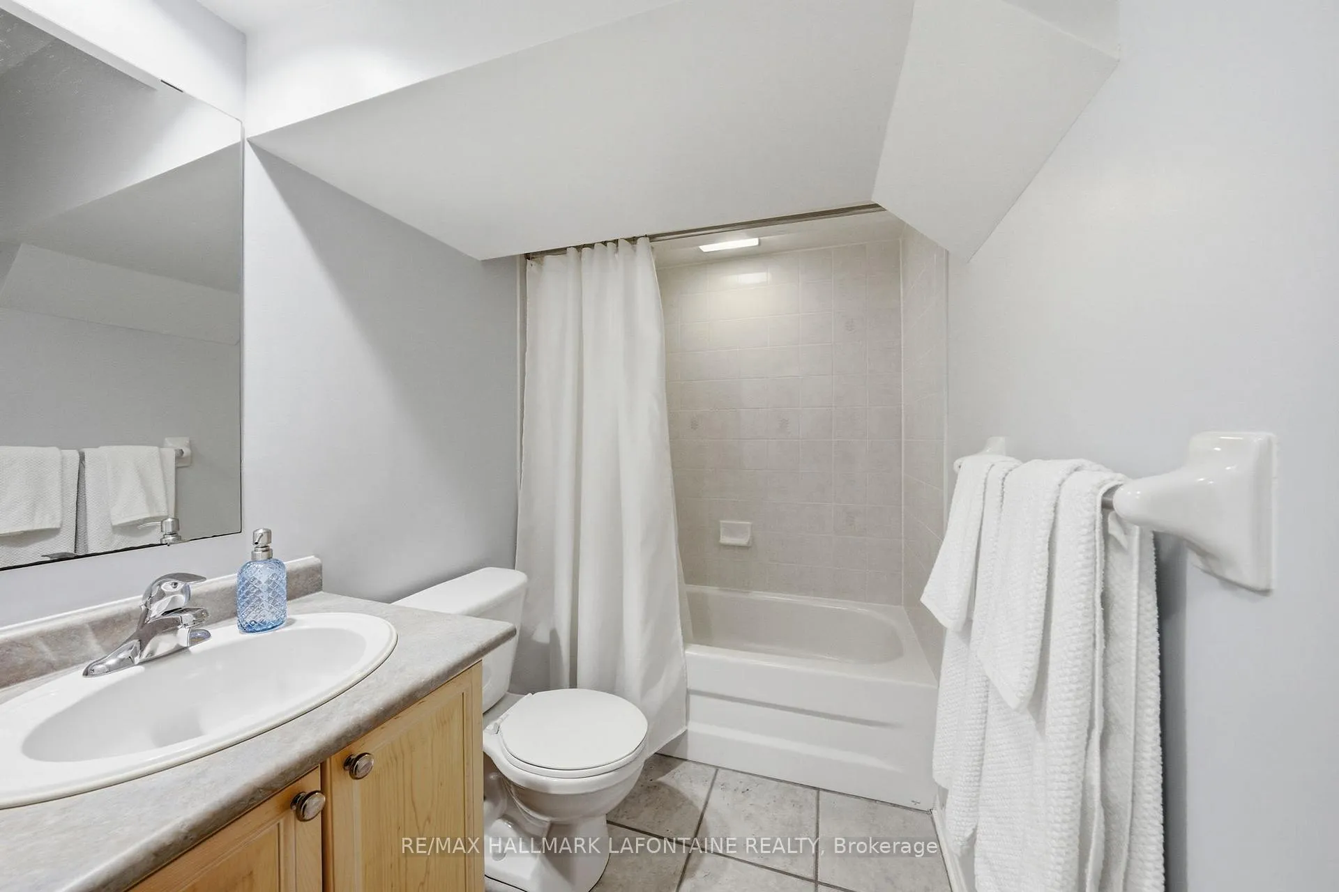 Photo 26 of 60 Hemlo Crescent, Ottawa, Kanata - Kanata Lakes/Heritage Hills — HOMEH