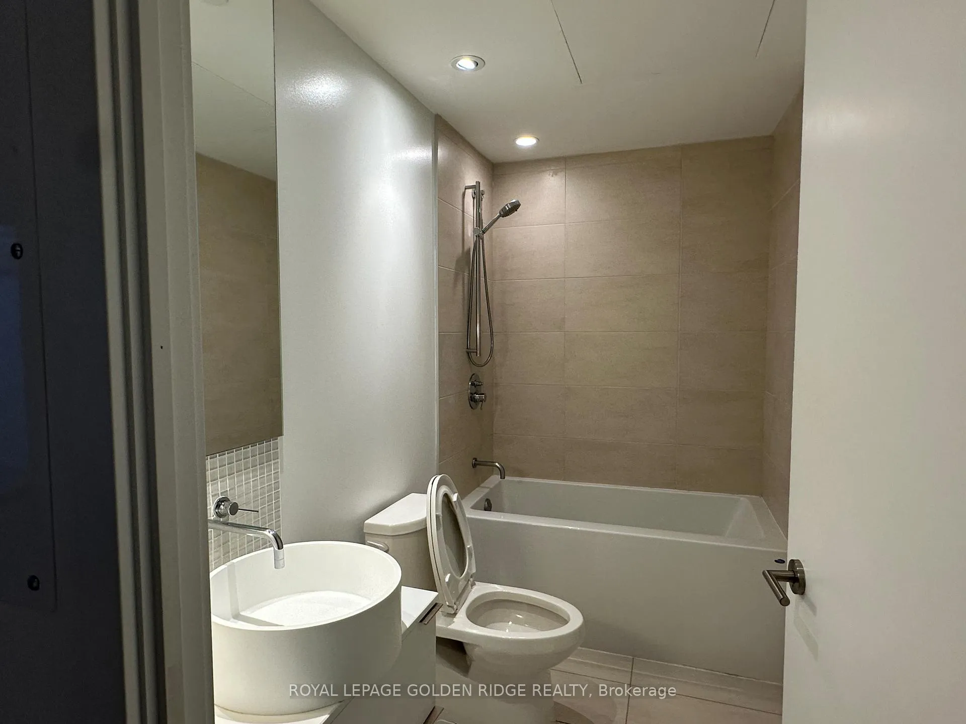 Photo 5 of Unit 2411, 185 Roehampton Avenue, Toronto, Mount Pleasant East — HOMEH