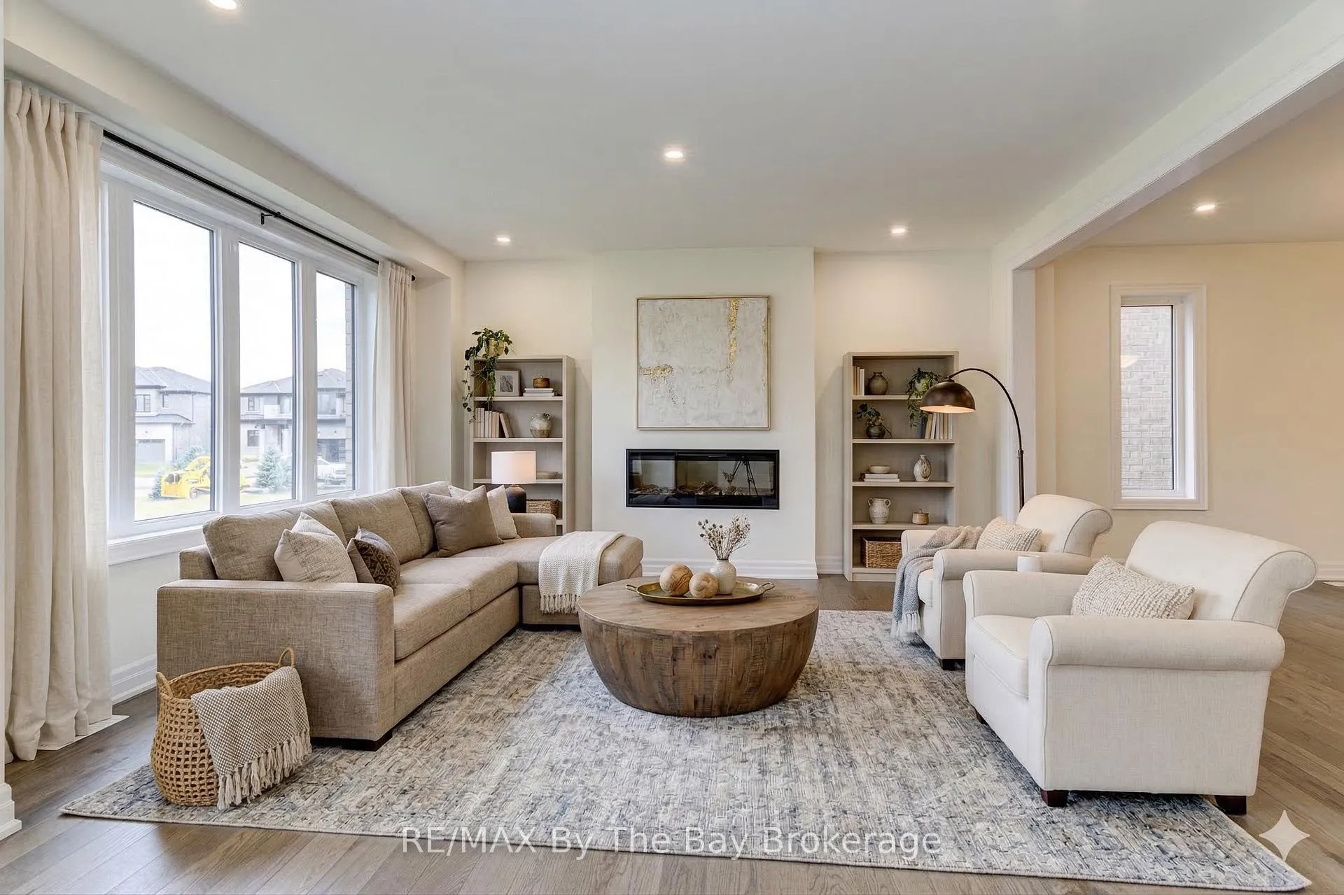 Photo 5 of 169 Rosanne Circle, Wasaga Beach — HOMEH