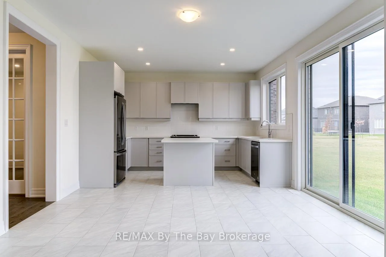 Photo 11 of 169 Rosanne Circle, Wasaga Beach — HOMEH