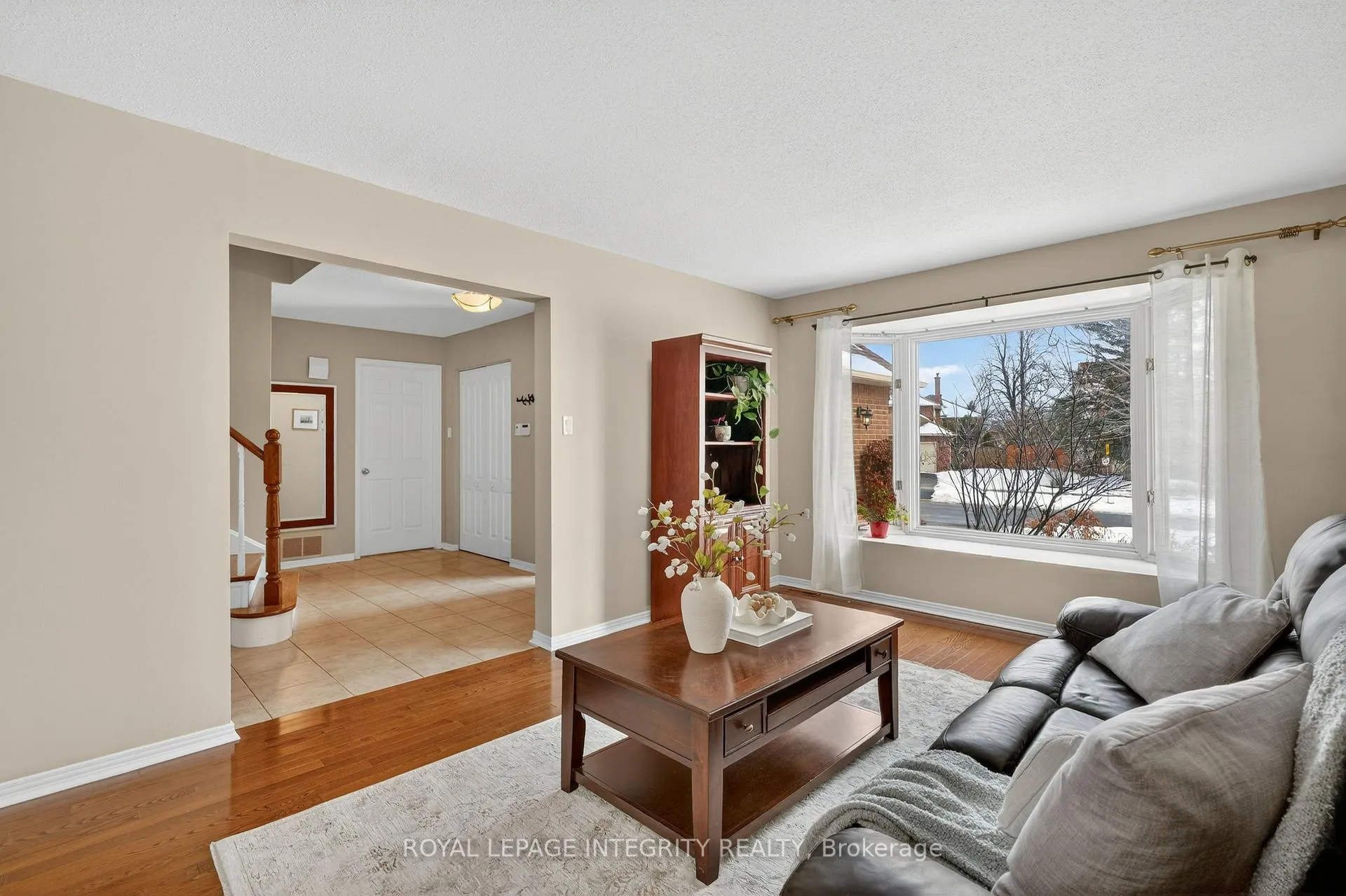 Photo 4 of 6020 Vineyard Drive, Ottawa, Convent Glen — HOMEH