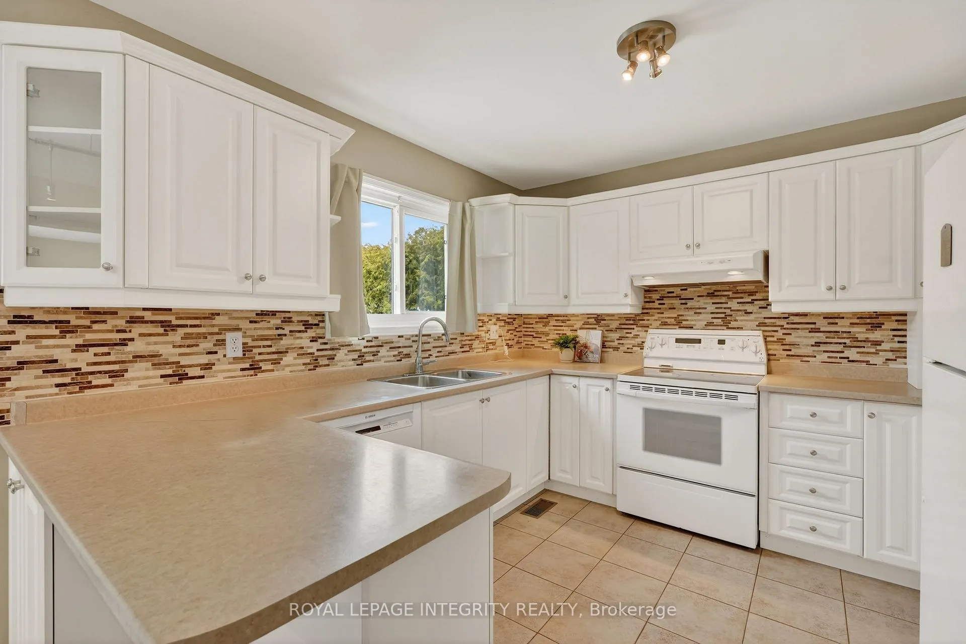 Photo 9 of 6020 Vineyard Drive, Ottawa, Convent Glen — HOMEH