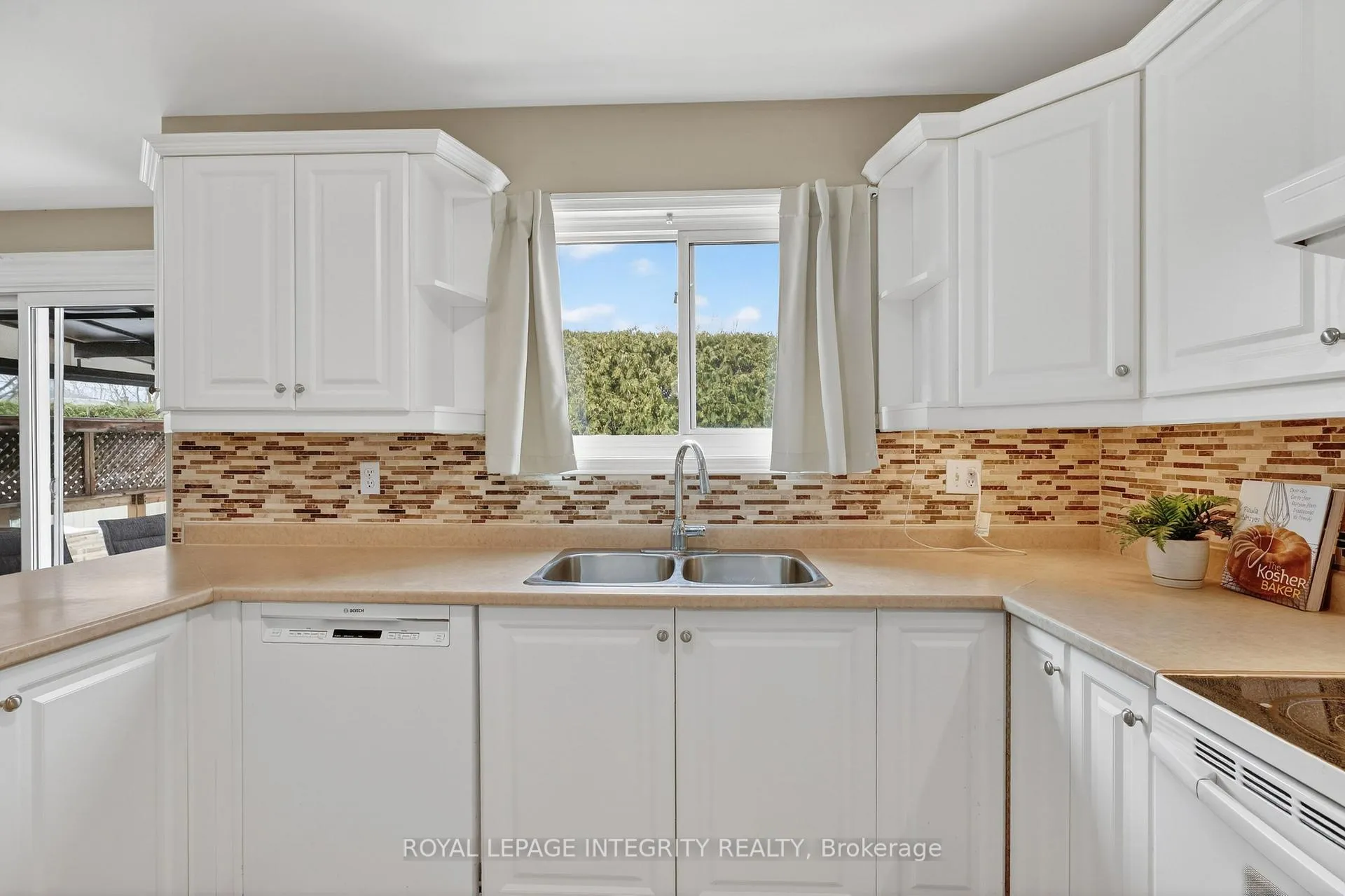 Photo 10 of 6020 Vineyard Drive, Ottawa, Convent Glen — HOMEH